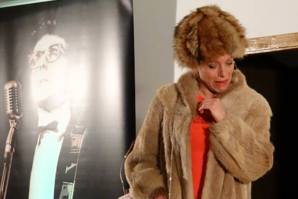 Russische Seele mit Melanie im Pelzmantel vor Rock`n`Roll Legende Buddy Holly alias Rainer Koschorz